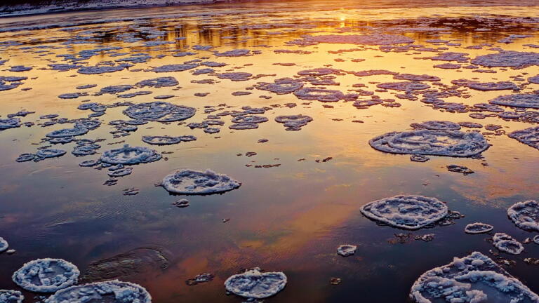 ICE FLOWING ON THE MISSOURI RIVER