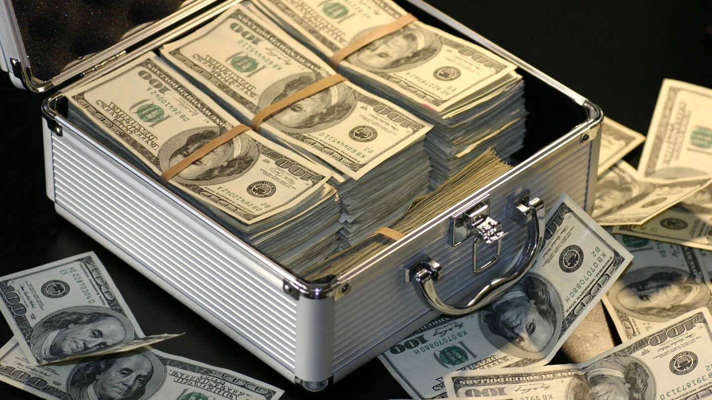 $100 bundles arranged in a silver briefcase. | Flickr/Wall Boat/Creative Commons/Public Domain