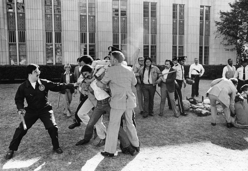 Native American protesters battle with federal law enforcement authorities