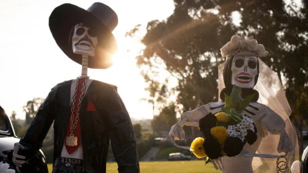 Dia de los Muertos Festival, two calaveras decorated and dressed for dia de los muertos 
