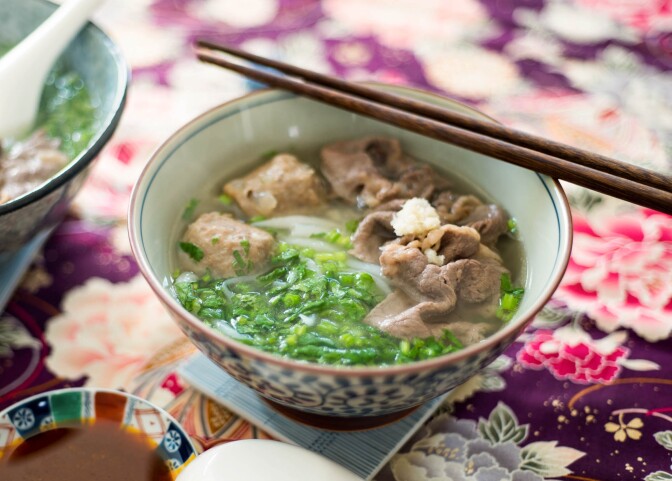 A bowl of noodles served with Teochew meatballs.