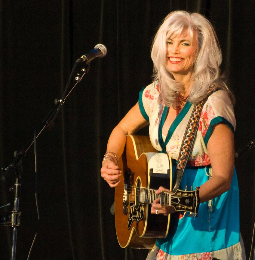Emmylou Harris playing guitar and singing at a 2008 Woodland Park ZooTunes concert in Seattle. | Flickr/Eric Frommer/Creative Commons (CC BY-SA 2.0)