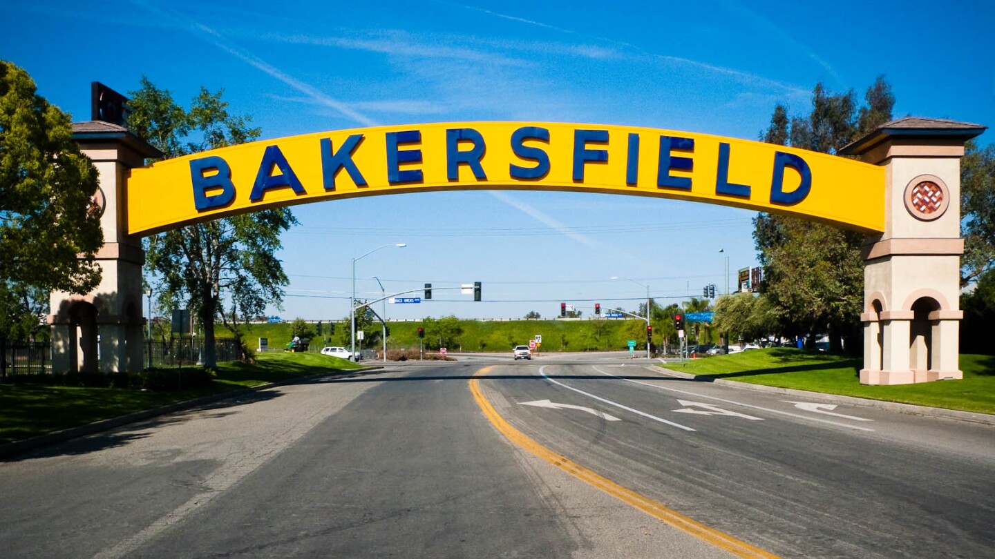 The Bakersfield Arch in Bakersfield, California, USA | Nick Chapman/ Wikicommons