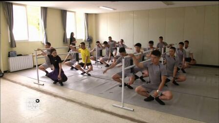 South Korean soldiers dance off stress