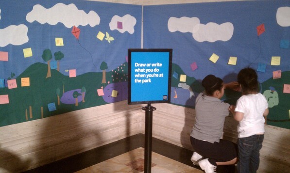 Kids use post-its to write what they like to do in parks