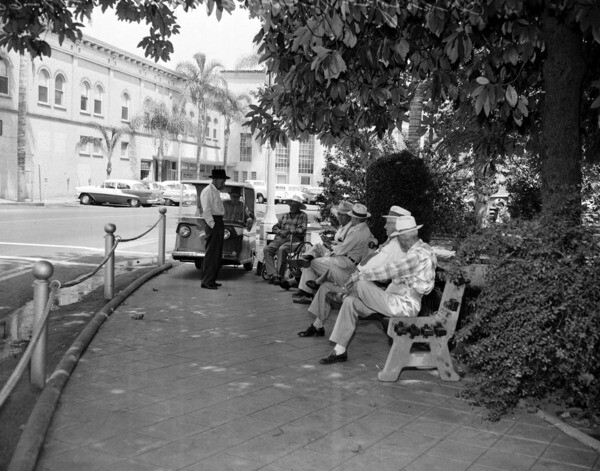 Before a series of changes altered the original design, the park's perimeter walkway was wider with more outward-facing benches. 1960 photograph courtesy of the USC Libraries - California Historical Society Collection.
