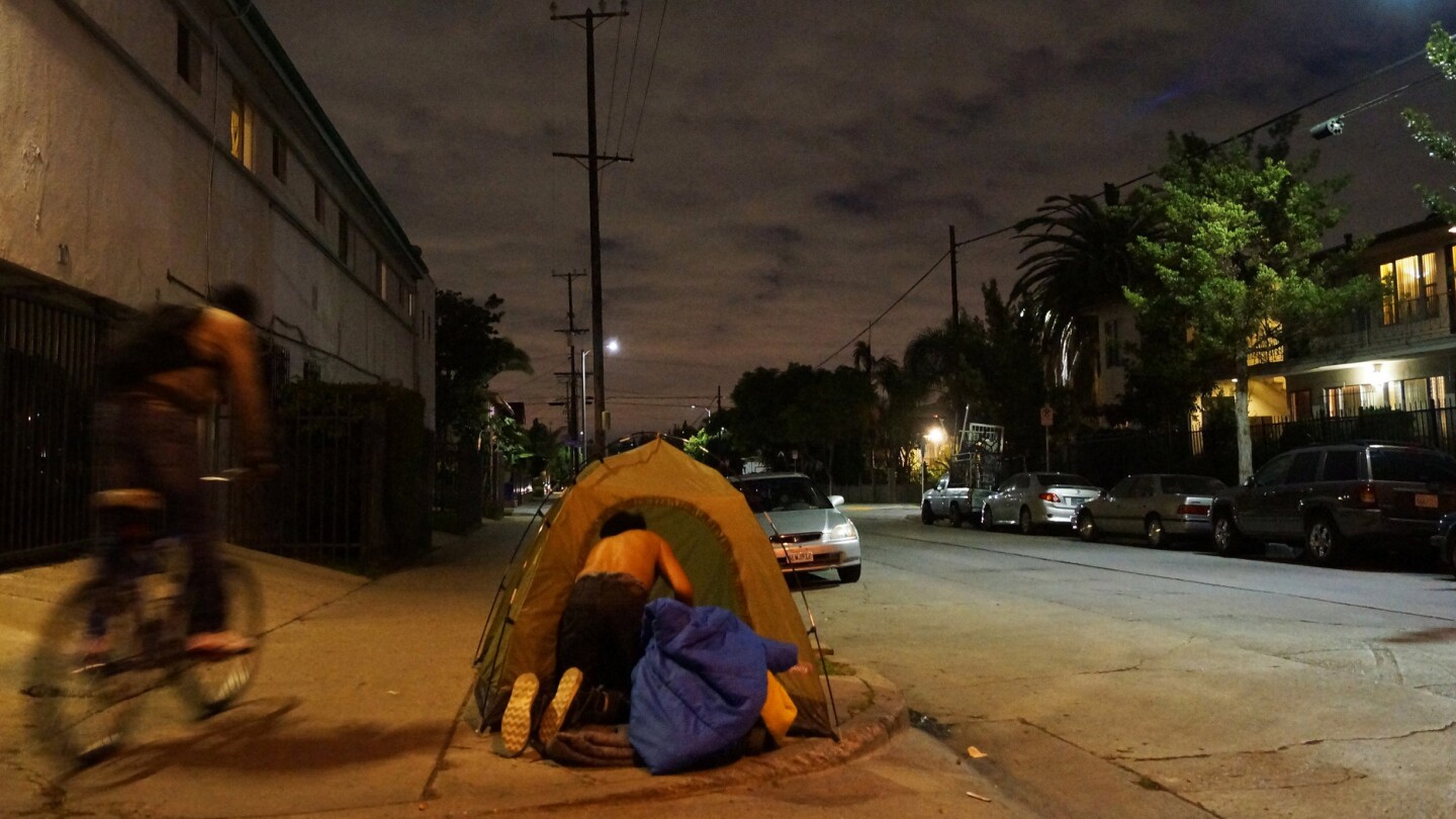 Homeless residents of Los Angeles | photo Flickr John Bata