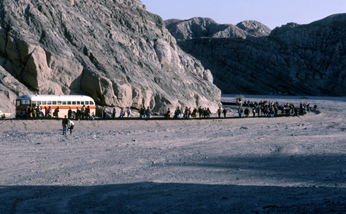 Bus at Box Canyon, Desolation Center: Mojave Auszug, 1984 | Photo by Scot Allen