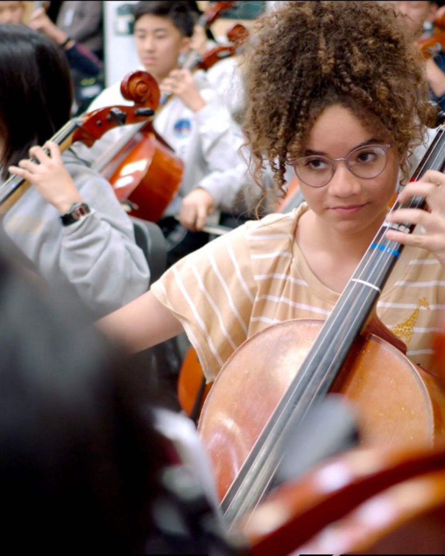 An 8th grade student plays the cello in the Sinfonia orchestra, an ensemble for 8th grade musicians.
