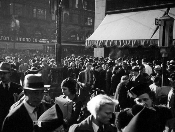 Pedestrians crowd the intersection of Seventh and Broadway, circa 1937. Courtesy of the Herman J. Schultheis Collection, Los Angeles Public Library.