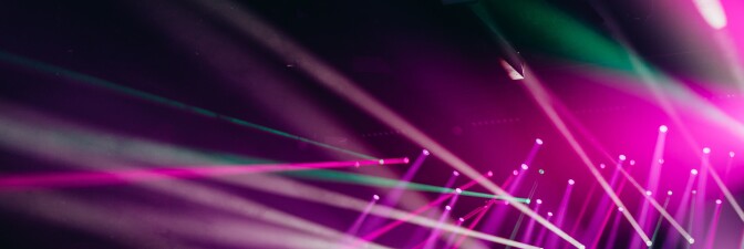 Purple and blue stage lights | David von Diemar / Unsplash