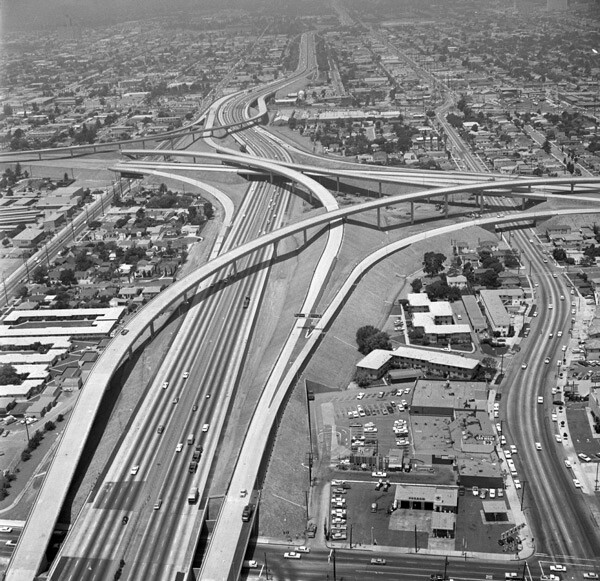 The completed 10-405 interchange in 1964. Courtesy of the Los Angeles Times Photographic Archive, UCLA Library.