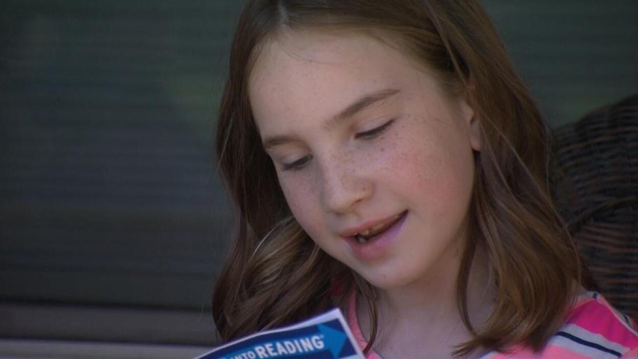 Reading To Stuffed Animals | Learning To Read | NPT3