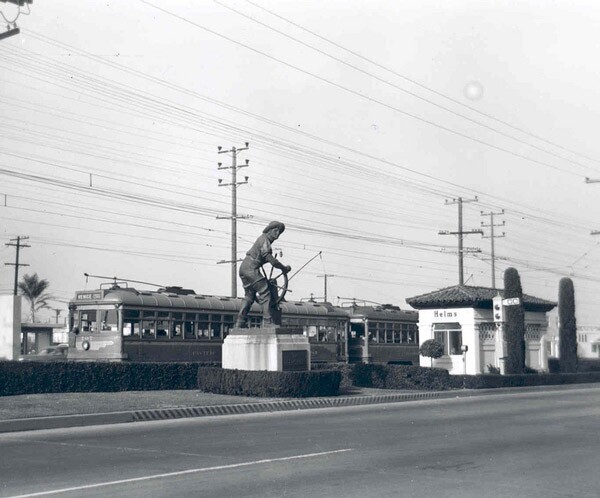A Venice Short Line car passes by the Helms Bakery in 1949. Courtesy of the Metro Transportation Library and Archive. Used under a Creative Commons license.