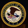 ARCHIVO – El logotipo del Departamento de Justicia de Estados Unidos en un podio antes de una conferencia de prensa, el 4 de mayo de 2026, en Washington. (Julia Demaree Nikhinson/AP Photo/Julia Demaree Nikhinson)