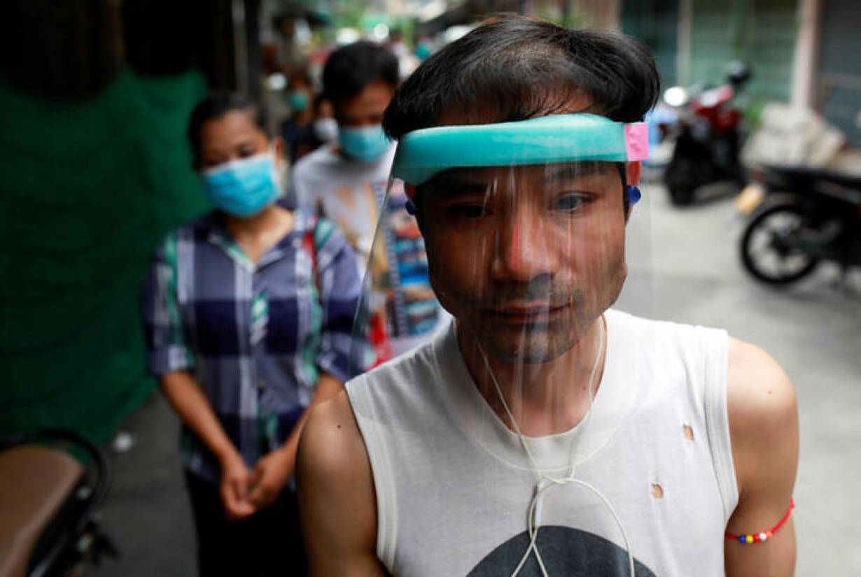Migrant workers from Myanmar who lost their jobs line up for free foods from volunteers following the coronavirus disease (COVID-19) outbreak in Bangkok, Thailand April 23, 2020. | REUTERS/Soe Zeya Tun
