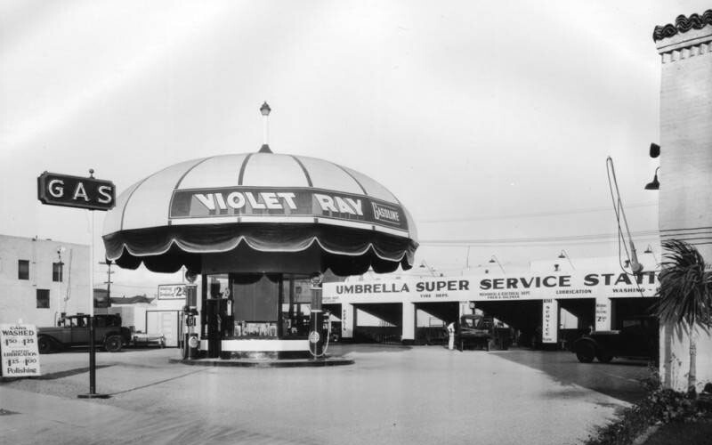 This Violet Ray Service Station, located at 830 S. La Brea Avenue, took the form of an enormous parasol | Photograph courtesy of Security Pacific National Bank Collection, Los Angeles Public Library