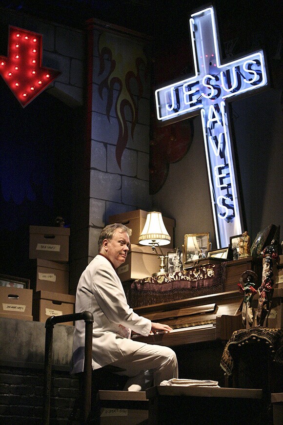 With creepy delight, Todd Robbins uses sight, sound and touch to raise a host of real life horrors in Play Dead at the Geffen Playhouse. | Photo: Michael Lamont