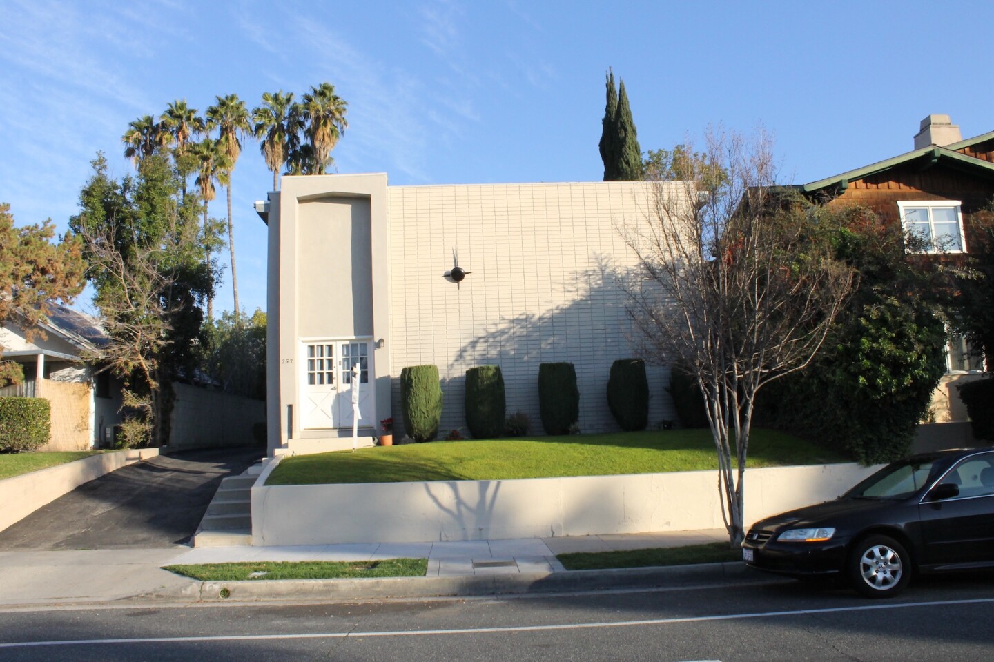 The apartment building where President Obama lived in Pasadena (2017)