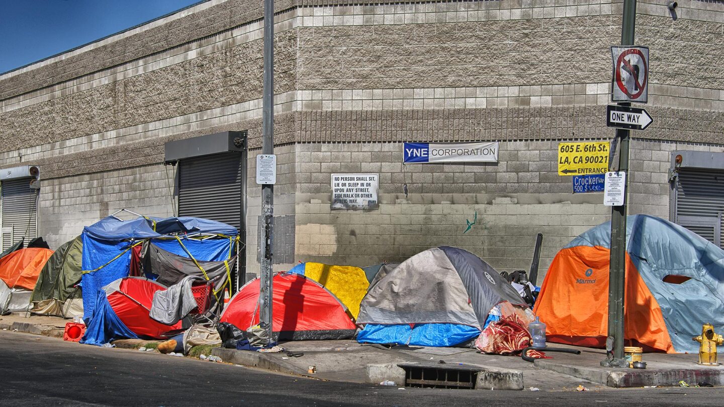 Tenting in Downtown Los Angeles, Skid Row | Russ Allison Loar/Flickr/Creative Commons