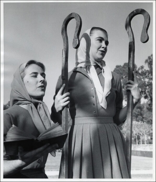 Student carolers at Scripps College. Courtesy of the Claremont Colleges Photo Archive, Honnold/Mudd Library.