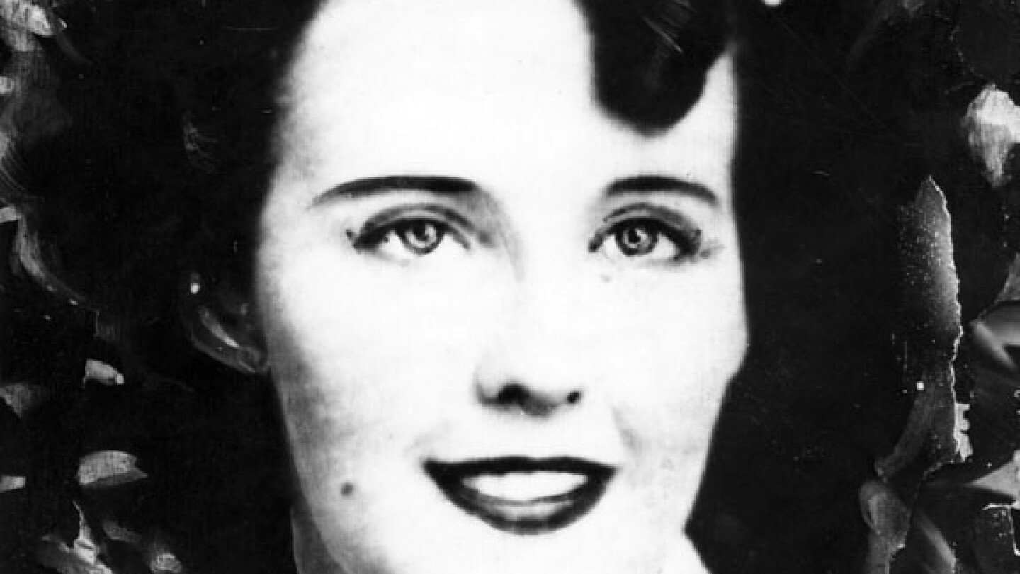 Elizabeth Short c 1945 00010417-thumb-576x720-62871