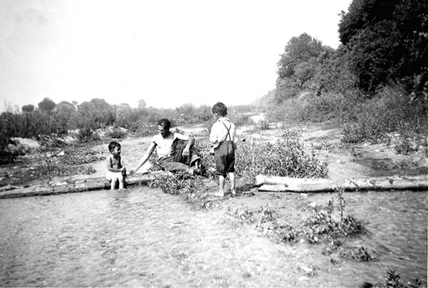 Relaxation in the RÃo Hondo | Photo: La Historia Historical Society Museum