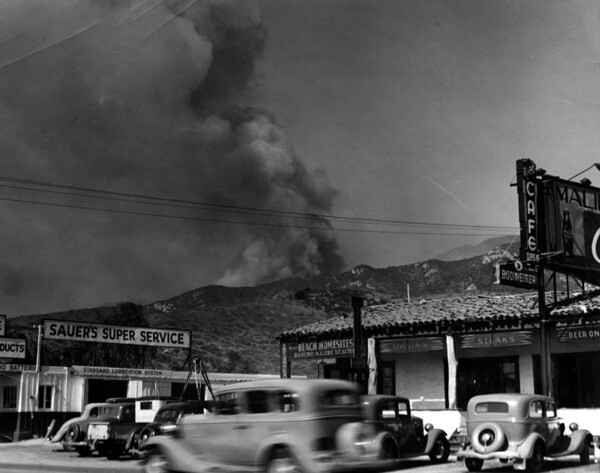 Malibu brush fire seen from across Roosevelt Highway is threatening Malibu Inn and Malibu film star colony, October 28, 1935 | Courtesy of the Los Angeles Public Library
