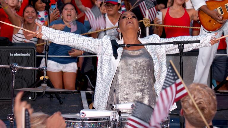 Sheila E. Performs “The Glamorous Life”