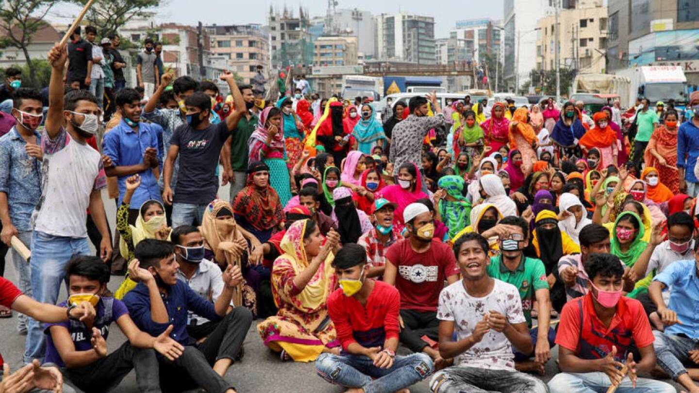 Garments workers shout slogans as they block a road demanding their due wages during the lockdown amid concerns over the coronavirus disease (COVID-19) outbreak in Dhaka, Bangladesh, April 15, 2020. | REUTERS/Mohammad Ponir Hossain