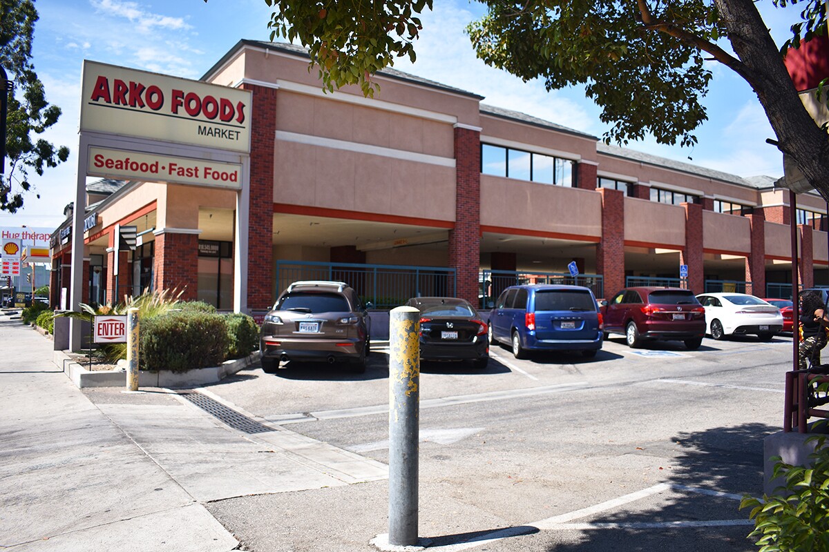 Arko Foods Market's packed parking lot entrance, as viewed from Colorado Street. | Jacqueline Lee