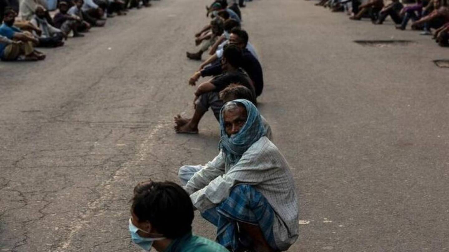 Daily wage laborers and homeless people wait to receive free food during an extended nationwide lockdown to slow the spread of the coronavirus disease (COVID-19) in New Delhi, India, April 28, 2020. | REUTERS/Danish Siddiqui