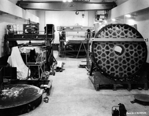 Caltech workers grind the 200-inch lens for the Palomar Observatory in 1938. Courtesy of the Photo Collection, Los Angeles Public Library.