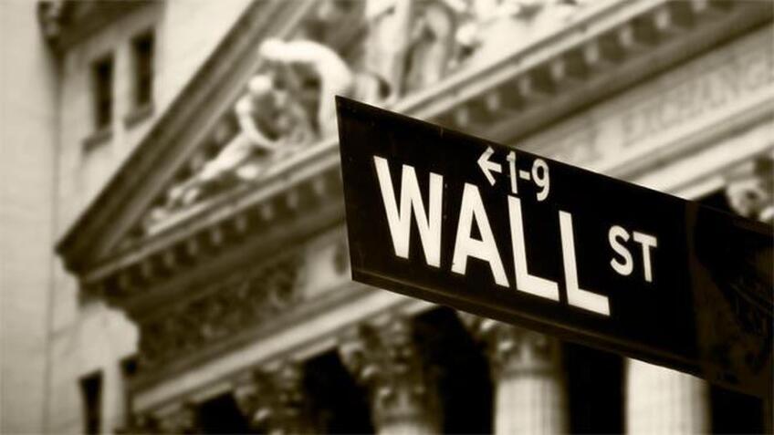 A street sign that says "Wall Street."