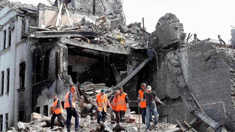 Ukrainian forces dig against Russia's eastern assault