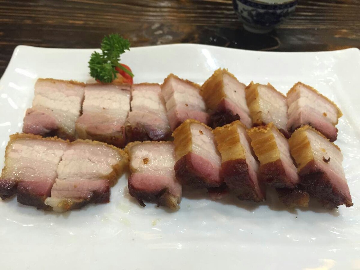 Siu-yook (diced squares cut from a whole roasted pig) | Ron Jung