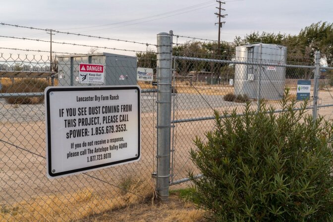 A solar farm sited directly across from the Del Sur Elementary School at 90th Street West and Avenue H in Lancaster, CA. | Kim Stringfellow © 2017