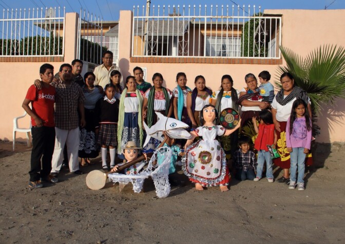 Portrait of the families who took part in the Collaborative Piñata workshop. 2015 | David Figueroa, courtesy of Dignicraft PST LALA Talking to Action