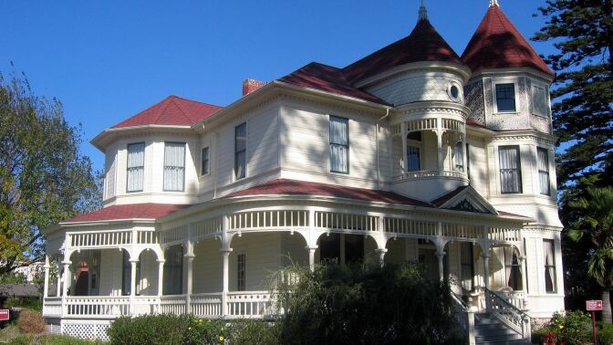 A full view of the Camarillo House.