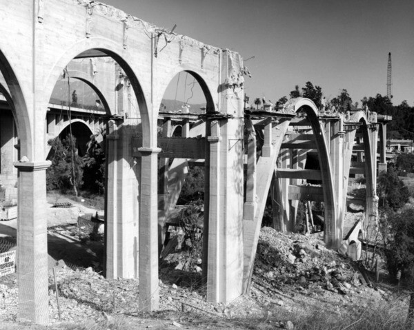The Colorado Street Bridge was closed from 1989 to 1993 for a $27 million seismic retrofitting project. Courtesy of the Photo Collection - Los Angeles Public Library.