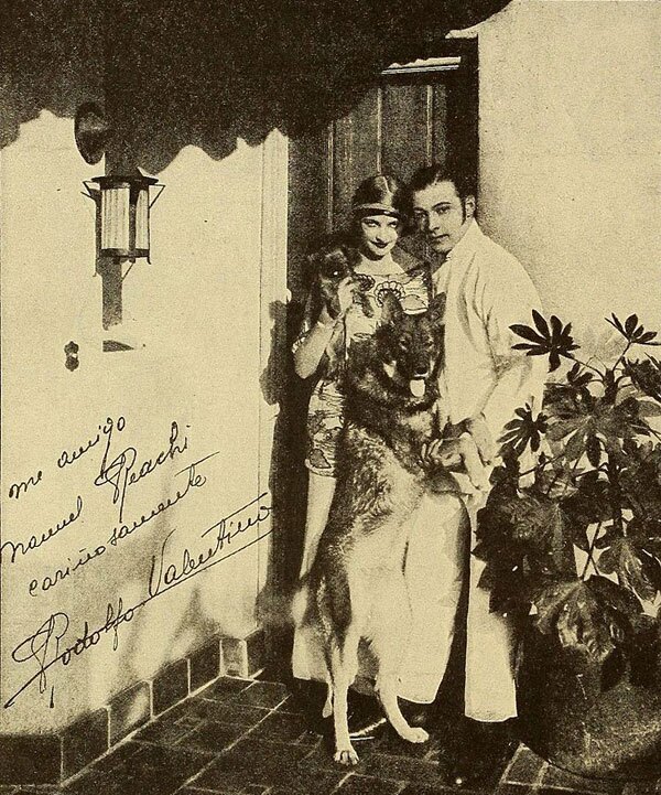 Rudolph Valentino with Natacha Rambova at home | Source: Public Domain
