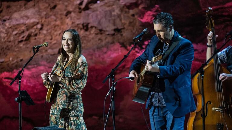 DARIN & BROOKE ALDRIDGE perform 'Tear Stained Letter'