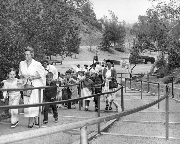 Elementary school children and teachers at L.A. Zoo entrance, 1958 | Photo: Valley Times Collection, Los Angeles Public Library