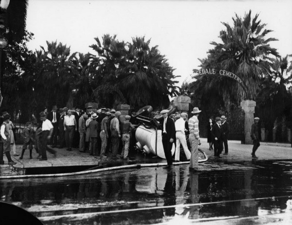Tank for transporting liquid capsized at the gate of the Rosedale Cemetery | Photo: Los Angeles Public Library