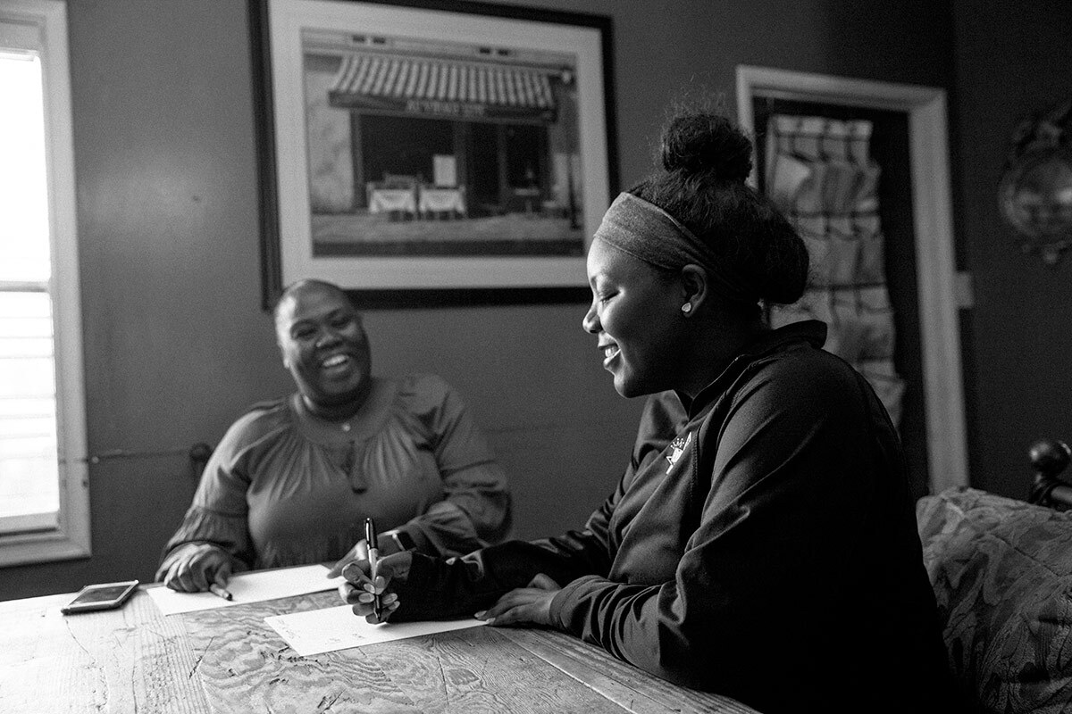 Lashay Mallory writes down the stages of labor as Christian Beckley watches over her. | Samanta Helou Hernandez