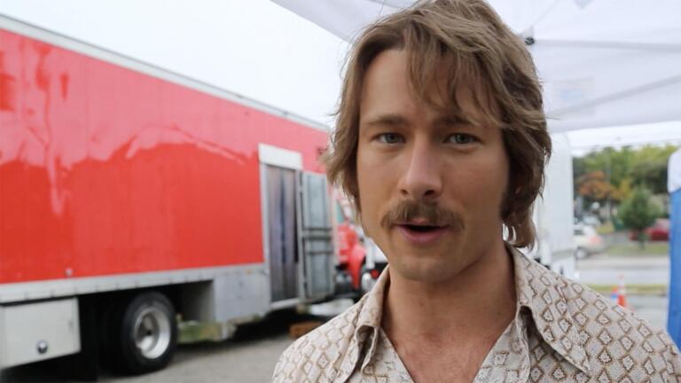 Glenn Powell talks about Linklater's creativity and humility