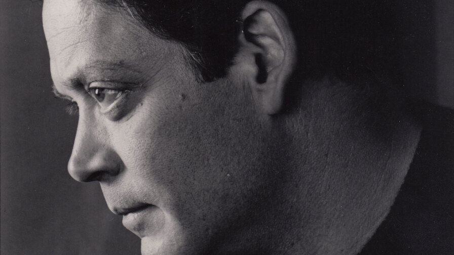 Publicity headshot of Raúl Juliá