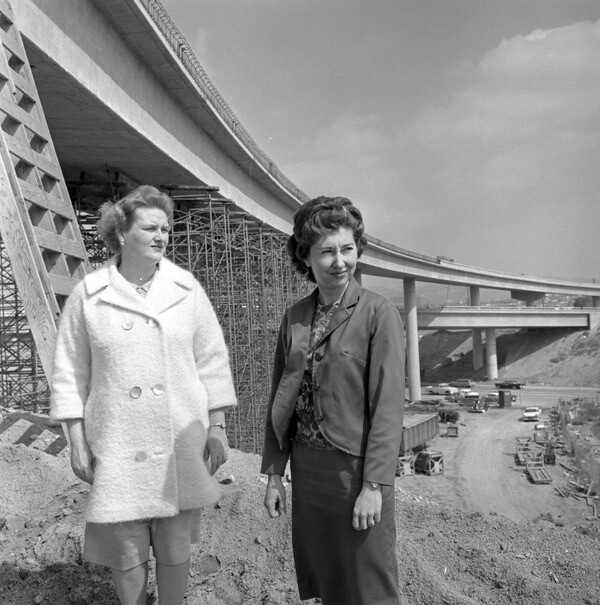Marilyn Reece (left) with fellow civil engineer Carol Schumacher at the 10-405 interchange, which Reece designed. Courtesy of the Los Angeles Times Photographic Archive, UCLA Library.