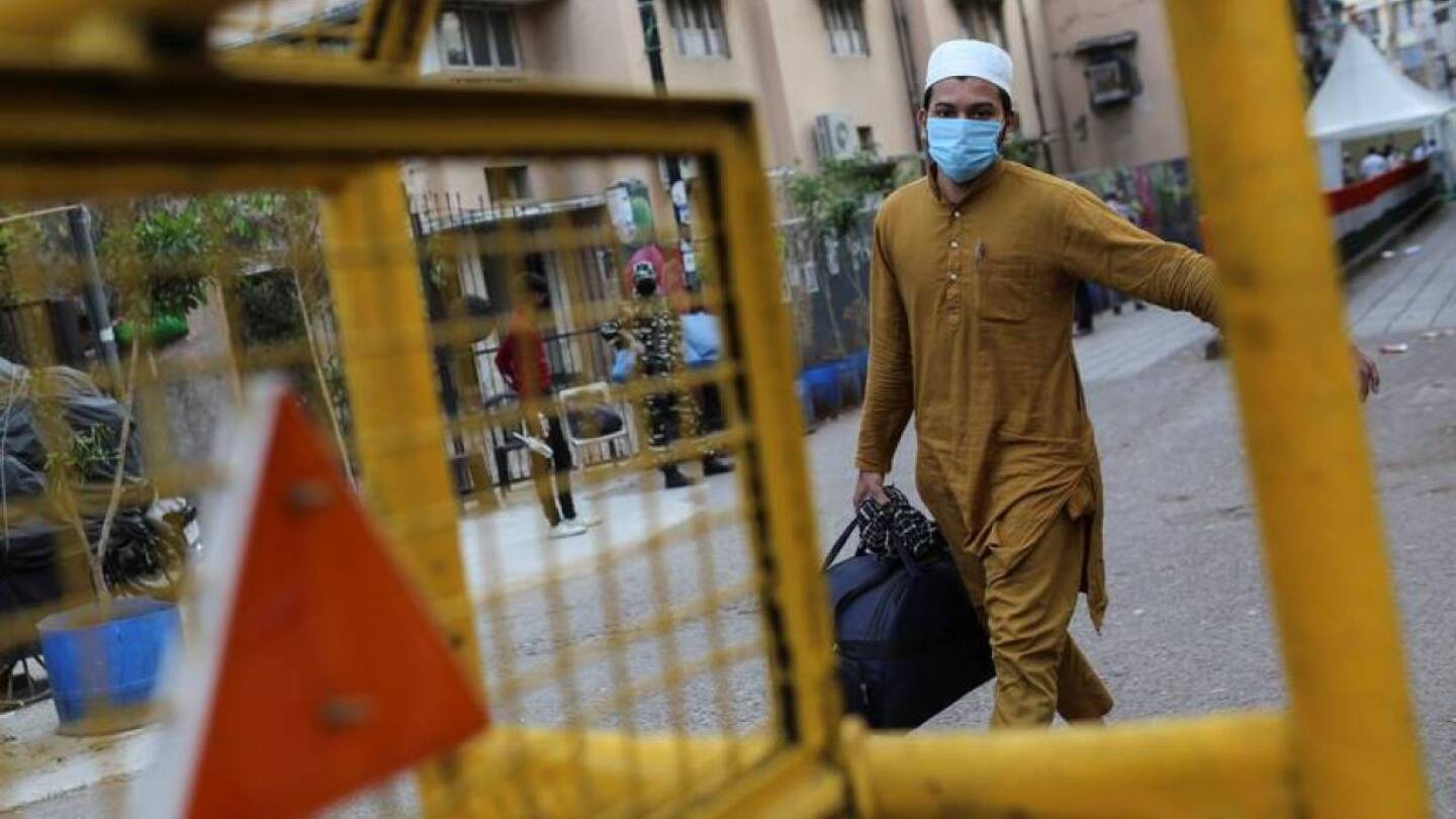 A man wearing a protective mask walks to board a bus that will take him to a quarantine facility, amid concerns about the spread of coronavirus disease (COVID-19), in Nizamuddin area of New Delhi, India, March 30, 2020. | REUTERS/Danish Siddiqui