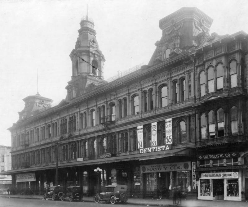 A large building with ornate moldings. Visible are the words Dentista, Mayo y Cia and The Pacific Co.